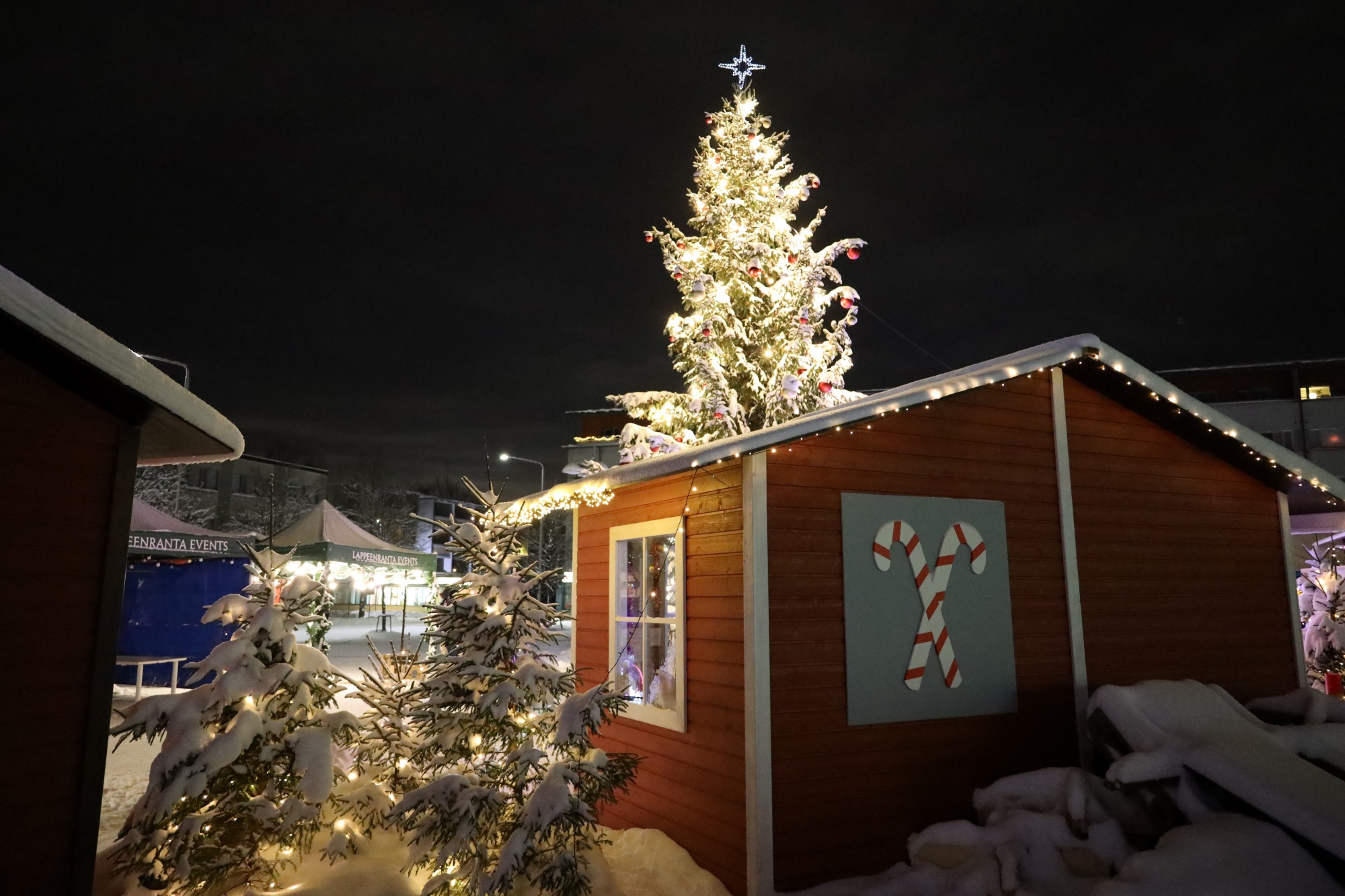 Joulutorin myyntimökki, telttoja ja joulukuusi.